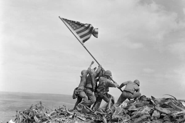 Alzando la bandera en Iwo Jima - Joe Rosenthal