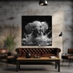 Un elefante bebé en blanco y negro salpicando agua_ATAI