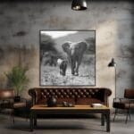 Imagen en blanco y negro de un elefante bebé caminando_ATAI