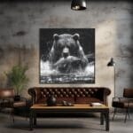 Imagen en blanco y negro de un oso cazando peces en el río feroz_ATAI