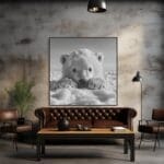 Imagen en blanco y negro de un oso polar bebé jugando travieso_ATAI