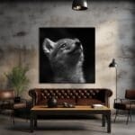 Imagen en blanco y negro de un lobo cachorro explorando_ATAI